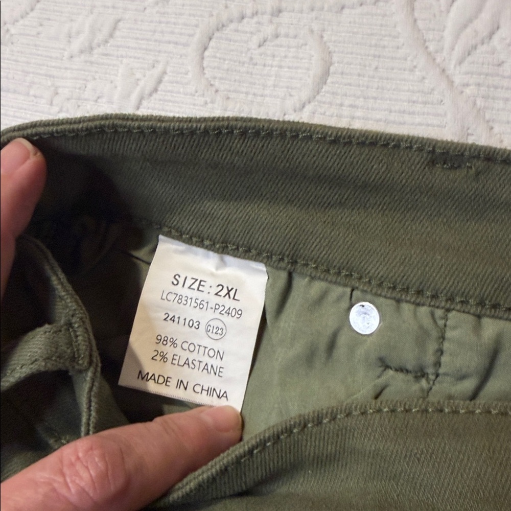 Luvamia Women's Olive Green Distressed Shorts XXL NWT - Picture 7 of 10